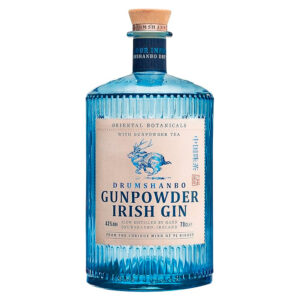 Drumshanbo Gunpowder è un gin irlandese artigianale, distillato lentamente in tradizionali alambicchi discontinui in rame. È ottenuto da una selezione di botaniche naturali che uniscono l’Oriente e l’Irlanda: tiglio cinese, radice di angelica, pompelmo orientale, cumino, coriandolo, cardamomo e ginepro. A renderlo unico è l’aggiunta del tè verde cinese "Gunpowder", da cui prende il nome. Il tè Gunpowder, originario della provincia dello Zhejiang, si caratterizza per le foglie arrotolate in piccole sfere, simili a granuli di polvere da sparo — da qui il nome evocativo. In cinese è conosciuto anche come zhu cha, ovvero "tè di perle". Alla vista è limpido e cristallino. Al naso regala un bouquet variegato che spazia dagli agrumi alle spezie, con note di erbe aromatiche e balsamiche. Al palato è fresco e morbido, con una piacevole nota mentolata e un profilo ricco di spezie orientali. Il finale è lungo, persistente e avvolgente. Perfetto per chi ama Gin & Tonic agrumati, speziati e dal tocco esotico. Il Gin Gunpowder nasce dall’estro di PJ Rigney, fondatore della Shed Distillery. Esploratore curioso e instancabile, PJ ha viaggiato per anni tra Cina, Cambogia, India, Macedonia, Marocco e Germania, fino a stabilirsi nella selvaggia e incontaminata Drumshanbo, nella contea di Leitrim, sulle rive del Lough Allen. È qui che ha dato vita alla sua distilleria, unendo botaniche orientali e irlandesi con metodi di distillazione tradizionali e artigianali.