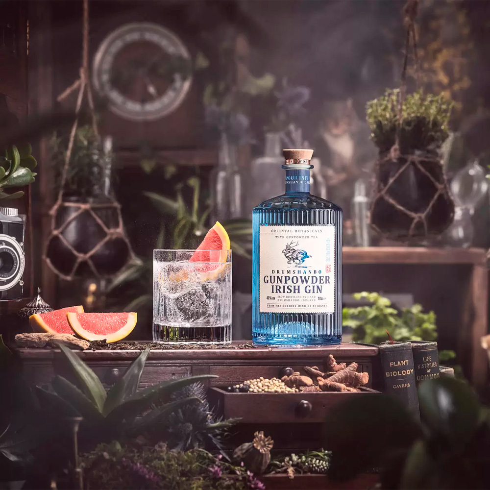 Drumshanbo Gunpowder è un gin irlandese artigianale, distillato lentamente in tradizionali alambicchi discontinui in rame. È ottenuto da una selezione di botaniche naturali che uniscono l’Oriente e l’Irlanda: tiglio cinese, radice di angelica, pompelmo orientale, cumino, coriandolo, cardamomo e ginepro. A renderlo unico è l’aggiunta del tè verde cinese "Gunpowder", da cui prende il nome. Il tè Gunpowder, originario della provincia dello Zhejiang, si caratterizza per le foglie arrotolate in piccole sfere, simili a granuli di polvere da sparo — da qui il nome evocativo. In cinese è conosciuto anche come zhu cha, ovvero "tè di perle". Alla vista è limpido e cristallino. Al naso regala un bouquet variegato che spazia dagli agrumi alle spezie, con note di erbe aromatiche e balsamiche. Al palato è fresco e morbido, con una piacevole nota mentolata e un profilo ricco di spezie orientali. Il finale è lungo, persistente e avvolgente. Perfetto per chi ama Gin & Tonic agrumati, speziati e dal tocco esotico. Il Gin Gunpowder nasce dall’estro di PJ Rigney, fondatore della Shed Distillery. Esploratore curioso e instancabile, PJ ha viaggiato per anni tra Cina, Cambogia, India, Macedonia, Marocco e Germania, fino a stabilirsi nella selvaggia e incontaminata Drumshanbo, nella contea di Leitrim, sulle rive del Lough Allen. È qui che ha dato vita alla sua distilleria, unendo botaniche orientali e irlandesi con metodi di distillazione tradizionali e artigianali.