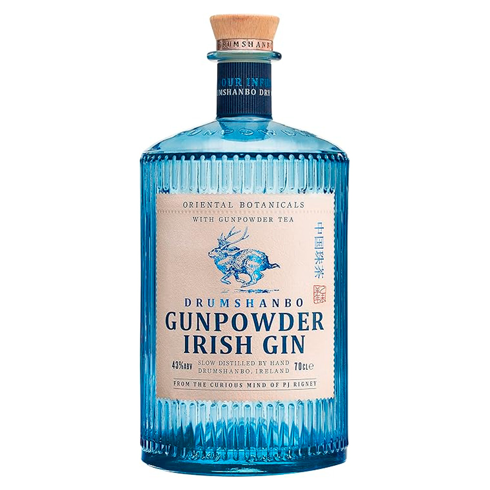 Drumshanbo Gunpowder è un gin irlandese artigianale, distillato lentamente in tradizionali alambicchi discontinui in rame. È ottenuto da una selezione di botaniche naturali che uniscono l’Oriente e l’Irlanda: tiglio cinese, radice di angelica, pompelmo orientale, cumino, coriandolo, cardamomo e ginepro. A renderlo unico è l’aggiunta del tè verde cinese "Gunpowder", da cui prende il nome. Il tè Gunpowder, originario della provincia dello Zhejiang, si caratterizza per le foglie arrotolate in piccole sfere, simili a granuli di polvere da sparo — da qui il nome evocativo. In cinese è conosciuto anche come zhu cha, ovvero "tè di perle". Alla vista è limpido e cristallino. Al naso regala un bouquet variegato che spazia dagli agrumi alle spezie, con note di erbe aromatiche e balsamiche. Al palato è fresco e morbido, con una piacevole nota mentolata e un profilo ricco di spezie orientali. Il finale è lungo, persistente e avvolgente. Perfetto per chi ama Gin & Tonic agrumati, speziati e dal tocco esotico. Il Gin Gunpowder nasce dall’estro di PJ Rigney, fondatore della Shed Distillery. Esploratore curioso e instancabile, PJ ha viaggiato per anni tra Cina, Cambogia, India, Macedonia, Marocco e Germania, fino a stabilirsi nella selvaggia e incontaminata Drumshanbo, nella contea di Leitrim, sulle rive del Lough Allen. È qui che ha dato vita alla sua distilleria, unendo botaniche orientali e irlandesi con metodi di distillazione tradizionali e artigianali.