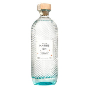 Isle of Harris Gin nasce sull’omonima isola al largo delle coste nord-occidentali della Scozia, nelle selvagge Ebridi Esterne. È un gin artigianale che incarna il carattere marino e autentico del territorio da cui proviene: ventoso, puro, essenziale. Il suo profilo racconta il respiro dell’oceano e i paesaggi incontaminati dell’isola, grazie a una botanica distintiva, l’alga Sugar Kelp, raccolta nei fondali marini locali. Il progetto nasce dal desiderio di Anderson Bakewell di catturare la bellezza e le atmosfere uniche dell’isola in un distillato. La distilleria è stata fondata nel 2015 nel villaggio costiero di Tarbert, e la produzione avviene in piccoli lotti, con un alambicco in rame e acqua purissima proveniente dalla sorgente di Abhainn Cnoc. La ricetta prevede nove botaniche, scelte con cura per esprimere freschezza, eleganza e territorialità: ginepro, scorze di agrumi, erbe, spezie e, soprattutto, Sugar Kelp, che dona al gin una caratteristica nota iodata e salina. Alla vista è cristallino e limpido. Al naso colpisce per la sua eleganza aromatica: note balsamiche di ginepro, aghi di pino, scorza di lime e pompelmo, erbe officinali, pepe bianco e una netta impronta marina. Al palato è armonico e setoso, con una piacevole freschezza salina che accompagna un finale lungo, pulito e balsamico. La bottiglia è un capolavoro di design firmato dallo studio Stranger & Stranger: vetro lavorato con onde in rilievo che evocano il mare, tappo in sughero naturale e un’etichetta minimale, a sottolineare l’eleganza sobria del progetto.