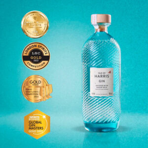 Isle of Harris Gin nasce sull’omonima isola al largo delle coste nord-occidentali della Scozia, nelle selvagge Ebridi Esterne. È un gin artigianale che incarna il carattere marino e autentico del territorio da cui proviene: ventoso, puro, essenziale. Il suo profilo racconta il respiro dell’oceano e i paesaggi incontaminati dell’isola, grazie a una botanica distintiva, l’alga Sugar Kelp, raccolta nei fondali marini locali. Il progetto nasce dal desiderio di Anderson Bakewell di catturare la bellezza e le atmosfere uniche dell’isola in un distillato. La distilleria è stata fondata nel 2015 nel villaggio costiero di Tarbert, e la produzione avviene in piccoli lotti, con un alambicco in rame e acqua purissima proveniente dalla sorgente di Abhainn Cnoc. La ricetta prevede nove botaniche, scelte con cura per esprimere freschezza, eleganza e territorialità: ginepro, scorze di agrumi, erbe, spezie e, soprattutto, Sugar Kelp, che dona al gin una caratteristica nota iodata e salina. Alla vista è cristallino e limpido. Al naso colpisce per la sua eleganza aromatica: note balsamiche di ginepro, aghi di pino, scorza di lime e pompelmo, erbe officinali, pepe bianco e una netta impronta marina. Al palato è armonico e setoso, con una piacevole freschezza salina che accompagna un finale lungo, pulito e balsamico. La bottiglia è un capolavoro di design firmato dallo studio Stranger & Stranger: vetro lavorato con onde in rilievo che evocano il mare, tappo in sughero naturale e un’etichetta minimale, a sottolineare l’eleganza sobria del progetto.