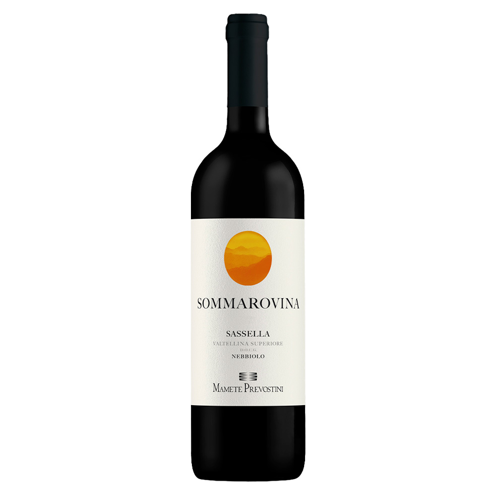 Mamete Prevostini Sommarovina Sassella Valtellina Superiore DOCG si presenta con un colore rosso rubino intenso, tendente al granato con l’evoluzione. Al naso offre un bouquet ampio e avvolgente, che colpisce per la sua freschezza e mineralità. Emergono profumi di piccoli frutti rossi, marasca, ibisco e una componente speziata elegante e ben integrata. Al palato è morbido e caldo, con tannini avvolgenti e ben equilibrati. La struttura si arricchisce di una trama balsamica e speziata, che accompagna il sorso verso un finale lungo e persistente, con piacevoli ritorni di liquirizia e mandorla amara. Questo vino è ottenuto da uve Nebbiolo (localmente chiamato Chiavennasca), coltivate nel cru Sommarovina, situato in località Triasso (SO). Si tratta della prima vigna acquistata da Mamete Prevostini nel 1996, poi reimpiantata con filari disposti in senso longitudinale per ottimizzare esposizione e ventilazione. Il Sommarovina è un Nebbiolo di grande carattere, austero e profondo, ideale in abbinamento a piatti strutturati e importanti. Dal singolo vigneto nascono vini che raccontano un territorio: un universo di piccoli frutti rossi, attraversato da spezie sottili e chiuso da un finale minerale, in equilibrio perfetto con la sua naturale morbidezza. Prodotto in 13.500 bottiglie per l'annata 2021.