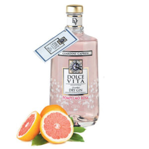 Gin Dolce Vita Giardini Capresi Pompelmo Rosa celebra i profumi e i sapori del Mediterraneo con una ricetta unica e solare. Le scorze di pompelmo rosa si fondono armoniosamente con le note vivaci del mandarino e la freschezza del basilico, creando un gin dal carattere fresco, agrumato e avvolgente. Un’estensione raffinata della linea Dolce Vita, pensata per esaltare i momenti più spensierati dell’estate. Ideale per la mixology, dà il meglio di sé in cocktail aromatici e long drink dal gusto deciso e rinfrescante.