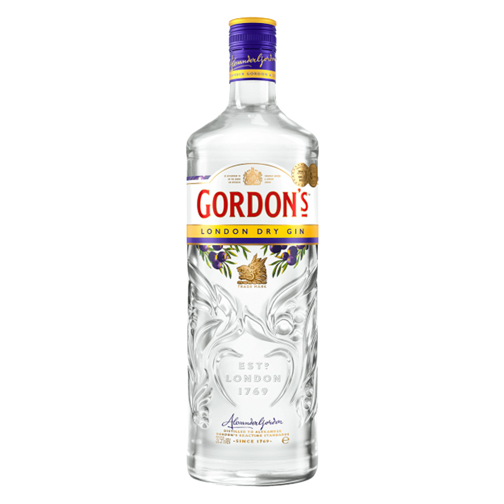 Nato a Londra nel 1769, Gin Gordon's è frutto della visione di Alexander Gordon: creare un gin puro e autentico. Ancora oggi prodotto secondo la ricetta originale segreta, è ottenuto da ingredienti naturali selezionati con cura, simbolo di qualità e tradizione. Limpido e brillante, sprigiona profumi intensi di ginepro, agrumi e coriandolo. Al gusto è secco, con note erbacee e agrumate ben bilanciate, e un finale lungo e pulito. Per la sua autenticità senza tempo. Gordon’s è il gin ideale per chi cerca semplicità, qualità costante e un gusto classico che non tradisce mai.