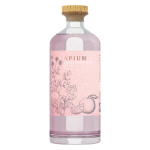 Apium Pink Grapefruit Gin nasce dall’esperienza di un’antica distilleria inglese, che unisce eleganza classica e freschezza contemporanea. La ricetta si fonda su un equilibrio perfetto tra ginepro, pompelmo rosa ed erbe aromatiche, con un’attenzione particolare alle botaniche della famiglia delle Apiacee, come coriandolo, aneto e cumino, che conferiscono complessità e finezza al distillato. Al naso si percepiscono vivaci note agrumate, con il pompelmo in primo piano accompagnato da accenti erbacei e un delicato fondo di ginepro. In bocca è fresco e deciso, con un’esplosione iniziale di agrumi seguita da un’evoluzione morbida e aromatica, fino a un finale secco e pulito. Versatile e raffinato, Apium Gin si presta perfettamente alla miscelazione: eccellente in un Gin & Tonic agrumato, si esprime con carattere anche in cocktail più complessi a base di vermouth o bitter.