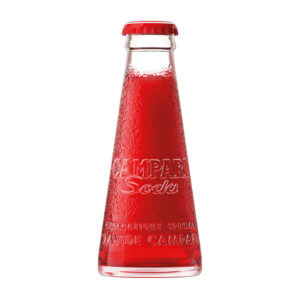 Pensato da Davide Campari e disegnato nel 1932 dal futurista Fortunato Depero, Campari Soda è ancora oggi simbolo dell’aperitivo “senza etichette”. La sua iconica bottiglia a tronco di cono, nuda e priva di fronzoli, rappresenta perfettamente questa filosofia. È il primo pre-mix pronto all’uso nella storia degli aperitivi a bassa gradazione alcolica, ottenuto dalla perfetta miscela tra Campari e anidride carbonica. Monodose, dal gusto inconfondibile, Campari Soda è diventato un’icona della cultura italiana, rappresentando l’aperitivo per eccellenza in tutta la sua essenzialità e autenticità. Acquistabile in multipli di 10 pezzi.