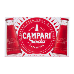 Pensato da Davide Campari e disegnato nel 1932 dal futurista Fortunato Depero, Campari Soda è ancora oggi simbolo dell’aperitivo “senza etichette”. La sua iconica bottiglia a tronco di cono, nuda e priva di fronzoli, rappresenta perfettamente questa filosofia. È il primo pre-mix pronto all’uso nella storia degli aperitivi a bassa gradazione alcolica, ottenuto dalla perfetta miscela tra Campari e anidride carbonica. Monodose, dal gusto inconfondibile, Campari Soda è diventato un’icona della cultura italiana, rappresentando l’aperitivo per eccellenza in tutta la sua essenzialità e autenticità. Acquistabile in multipli di 10 pezzi.