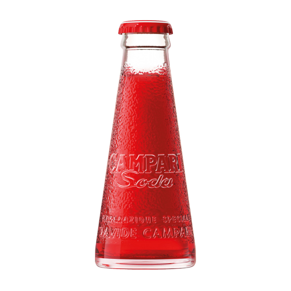 Pensato da Davide Campari e disegnato nel 1932 dal futurista Fortunato Depero, Campari Soda è ancora oggi simbolo dell’aperitivo “senza etichette”. La sua iconica bottiglia a tronco di cono, nuda e priva di fronzoli, rappresenta perfettamente questa filosofia. È il primo pre-mix pronto all’uso nella storia degli aperitivi a bassa gradazione alcolica, ottenuto dalla perfetta miscela tra Campari e anidride carbonica. Monodose, dal gusto inconfondibile, Campari Soda è diventato un’icona della cultura italiana, rappresentando l’aperitivo per eccellenza in tutta la sua essenzialità e autenticità. Acquistabile in multipli di 10 pezzi.