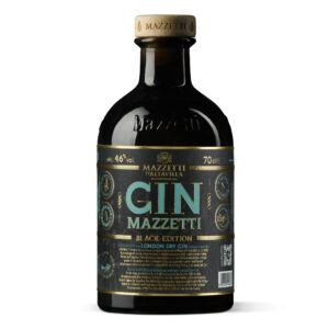 Dal colore cristallino, il Gin Mazzetti Black Edition si presenta con un profilo aromatico deciso e raffinato. Al naso emergono caratteri speziati e erbacei, mentre al palato sorprende con struttura robusta, pulizia gustativa e contrasti intriganti. Il finale è intenso e sapido, con retrogusto di pino e iris, note pepate, sfumature dolci di coriandolo e calore tostato dato dai baccelli di cardamomo. PER VERI AMANTI DEL GIN: Nata per ritagliare uno spazio nell’universo dei London Dry italiani, la “Black Edition” presenta 46% vol. — superiore al Gin Mazzetti originale a 42% — ed è pensata per chi ama le note speziate ed erbacee in cocktail strutturati. È ideale per un Dry Martini moderno, Negroni o Gin&Tonic con tonica aromatica o mediterranea che ne esalta le sfumature balsamiche. BOTANICHE: Ginepro, sempre protagonista in un London Dry; Cardamomo in baccello, piccante e caldo; Coriandolo, che conferisce note citronate e floreali; Pino Mugo, per un tocco balsamico e “forestale”; Pepe Nero, Iris e radice di Angelica, per struttura e persistenza. Intenso, persistente e leggermente sapido, lascia un’impressione netta, con un finale terroso e ricco di spezie. Ha ricevuto la Silver Medal ai BARAwards 2024 per l’innovazione, a conferma della sua forza espressiva e originalità.