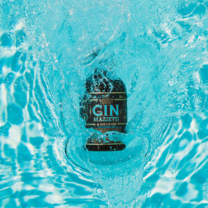 Dal colore cristallino, il Gin Mazzetti Black Edition si presenta con un profilo aromatico deciso e raffinato. Al naso emergono caratteri speziati e erbacei, mentre al palato sorprende con struttura robusta, pulizia gustativa e contrasti intriganti. Il finale è intenso e sapido, con retrogusto di pino e iris, note pepate, sfumature dolci di coriandolo e calore tostato dato dai baccelli di cardamomo. PER VERI AMANTI DEL GIN: Nata per ritagliare uno spazio nell’universo dei London Dry italiani, la “Black Edition” presenta 46% vol. — superiore al Gin Mazzetti originale a 42% — ed è pensata per chi ama le note speziate ed erbacee in cocktail strutturati. È ideale per un Dry Martini moderno, Negroni o Gin&Tonic con tonica aromatica o mediterranea che ne esalta le sfumature balsamiche. BOTANICHE: Ginepro, sempre protagonista in un London Dry; Cardamomo in baccello, piccante e caldo; Coriandolo, che conferisce note citronate e floreali; Pino Mugo, per un tocco balsamico e “forestale”; Pepe Nero, Iris e radice di Angelica, per struttura e persistenza. Intenso, persistente e leggermente sapido, lascia un’impressione netta, con un finale terroso e ricco di spezie. Ha ricevuto la Silver Medal ai BARAwards 2024 per l’innovazione, a conferma della sua forza espressiva e originalità.