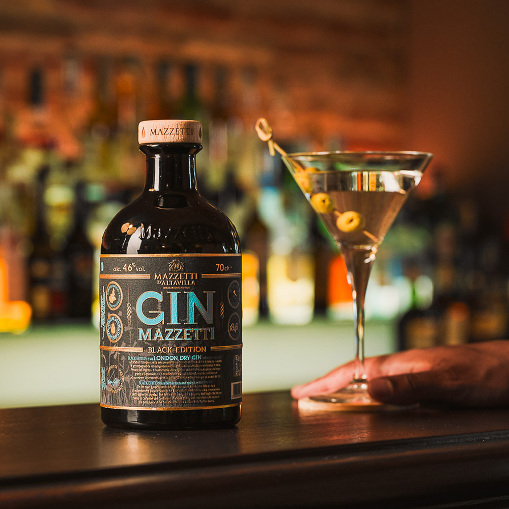 Dal colore cristallino, il Gin Mazzetti Black Edition si presenta con un profilo aromatico deciso e raffinato. Al naso emergono caratteri speziati e erbacei, mentre al palato sorprende con struttura robusta, pulizia gustativa e contrasti intriganti. Il finale è intenso e sapido, con retrogusto di pino e iris, note pepate, sfumature dolci di coriandolo e calore tostato dato dai baccelli di cardamomo. PER VERI AMANTI DEL GIN: Nata per ritagliare uno spazio nell’universo dei London Dry italiani, la “Black Edition” presenta 46% vol. — superiore al Gin Mazzetti originale a 42% — ed è pensata per chi ama le note speziate ed erbacee in cocktail strutturati. È ideale per un Dry Martini moderno, Negroni o Gin&Tonic con tonica aromatica o mediterranea che ne esalta le sfumature balsamiche. BOTANICHE: Ginepro, sempre protagonista in un London Dry; Cardamomo in baccello, piccante e caldo; Coriandolo, che conferisce note citronate e floreali; Pino Mugo, per un tocco balsamico e “forestale”; Pepe Nero, Iris e radice di Angelica, per struttura e persistenza. Intenso, persistente e leggermente sapido, lascia un’impressione netta, con un finale terroso e ricco di spezie. Ha ricevuto la Silver Medal ai BARAwards 2024 per l’innovazione, a conferma della sua forza espressiva e originalità.