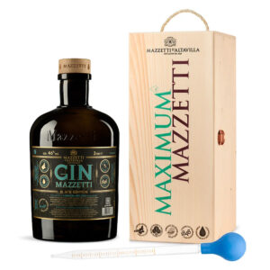 Dal colore cristallino, il Gin Mazzetti Black Edition si presenta con un profilo aromatico deciso e raffinato. Al naso emergono caratteri speziati e erbacei, mentre al palato sorprende con struttura robusta, pulizia gustativa e contrasti intriganti. Il finale è intenso e sapido, con retrogusto di pino e iris, note pepate, sfumature dolci di coriandolo e calore tostato dato dai baccelli di cardamomo. PER VERI AMANTI DEL GIN: Nata per ritagliare uno spazio nell’universo dei London Dry italiani, la “Black Edition” presenta 46% vol. — superiore al Gin Mazzetti originale a 42% — ed è pensata per chi ama le note speziate ed erbacee in cocktail strutturati. È ideale per un Dry Martini moderno, Negroni o Gin&Tonic con tonica aromatica o mediterranea che ne esalta le sfumature balsamiche. BOTANICHE: Ginepro, sempre protagonista in un London Dry; Cardamomo in baccello, piccante e caldo; Coriandolo, che conferisce note citronate e floreali; Pino Mugo, per un tocco balsamico e “forestale”; Pepe Nero, Iris e radice di Angelica, per struttura e persistenza. Intenso, persistente e leggermente sapido, lascia un’impressione netta, con un finale terroso e ricco di spezie. Ha ricevuto la Silver Medal ai BARAwards 2024 per l’innovazione, a conferma della sua forza espressiva e originalità. Gin Mazzetti Black Edition Jeroboam da 3 litri, confezionata in cassa legno con pipetta in dotazione.Ideale come idea regalo per gli amanti del gin!