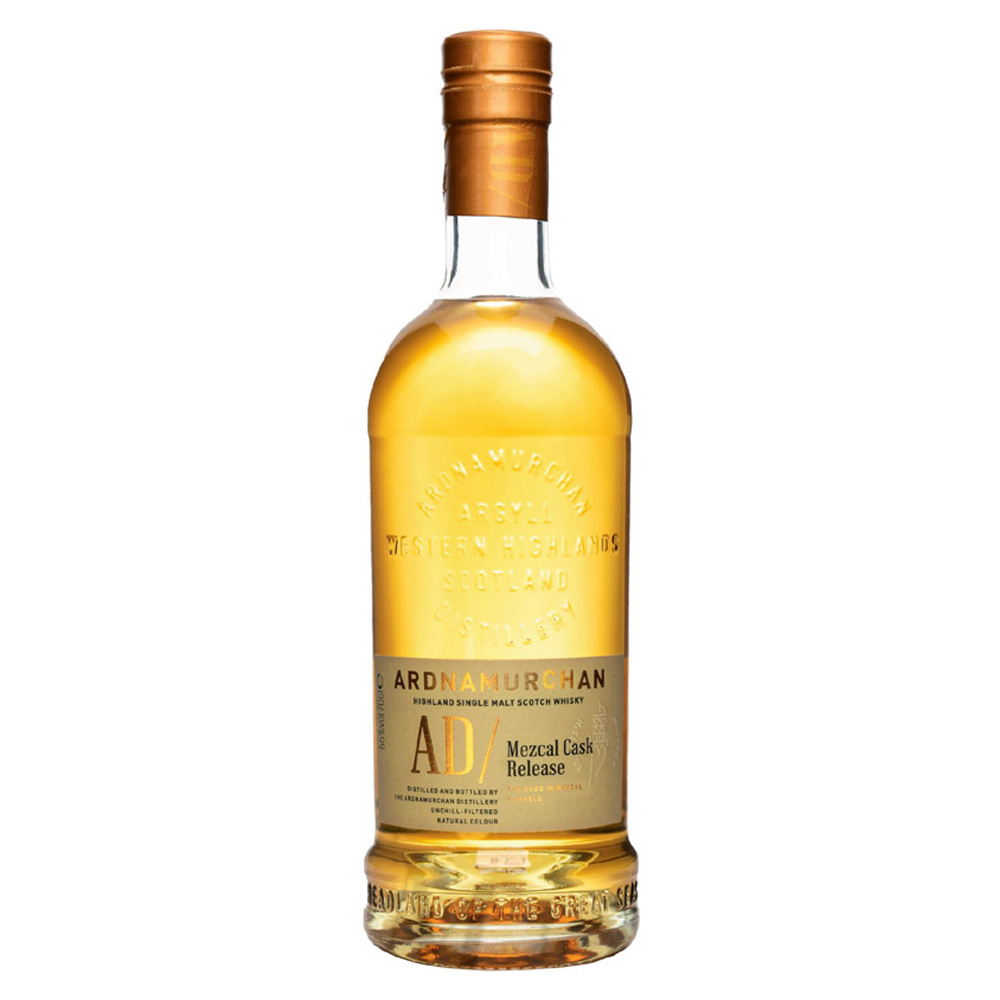 AD/ Mezcal Cask Release rappresenta un esperimento audace e affascinante: un single malt 100% torbato del 2017, maturato in botti ex-Bourbon per sei anni e rifinito per oltre diciotto mesi in botti ex-Mezcal. Il risultato è un whisky dal carattere unico, imbottigliato a 55% ABV, non filtrato a freddo e a colore naturale, prodotto in lotti limitati. Al naso si apre con note verdi, erbacee e minerali, con richiami vegetali e floreali che evocano immediatamente il carattere del Mezcal. Seguono sentori di mele Granny Smith, banane verdi e fumo cinereo persistente.Il palato sorprende con un inizio delicato e fresco, che evolve in un corpo pieno e complesso, con sfumature di eucalipto, melone verde, capperi salati, salamoia di olive e note gessose e marine. Il fumo è ben integrato, sostenuto da acidità e mineralità vivaci. Il finale è lungo, secco ed erbaceo, con echi di falò sulla spiaggia, fumo leggero e un retrogusto cremoso e terroso. AD/ Mezcal Cask è un whisky per veri appassionati di torbati, capace di coniugare il carattere delle Highlands con l’anima del Mezcal in un sorso inedito e indimenticabile.
