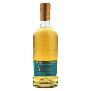 AD/ Rum Cask Release nasce dall’incontro tra il carattere torbato e non torbato tipico di Ardnamurchan e l’esotica dolcezza dei rum giamaicani. Il whisky proviene da un assemblaggio di 28 botti ex-Bourbon travasate in botti di rum giamaicano e 3 botti ex-Bourbon, con una proporzione di distillato 60% torbato e 40% non torbato. Imbottigliato nel 2024 a 55% ABV, non filtrato a freddo e di colore naturale, è prodotto in lotti limitati. Il colore richiama la foglia di betulla autunnale. Al naso emergono note di granita al limone, albicocca matura, fieno polveroso, anacardi salati, vaniglia ed essenze tropicali di banana secca e guava, avvolte da richiami torbati e marini. Il palato si apre con vivacità, rivelando sfumature di pompelmo candito, gelato alla stracciatella, caramelle Nerds, crema al burro e cedro rosso, con un sottofondo elegante di spezie e dolcezza esotica.Il finale è vivace, brillante e medio-lungo, con un equilibrio tra freschezza fruttata, calore speziato e delicate note affumicate. AD/ Rum Cask Release è un single malt dal carattere solare e complesso, che unisce la profondità delle Highlands alla dolcezza dei Caraibi.