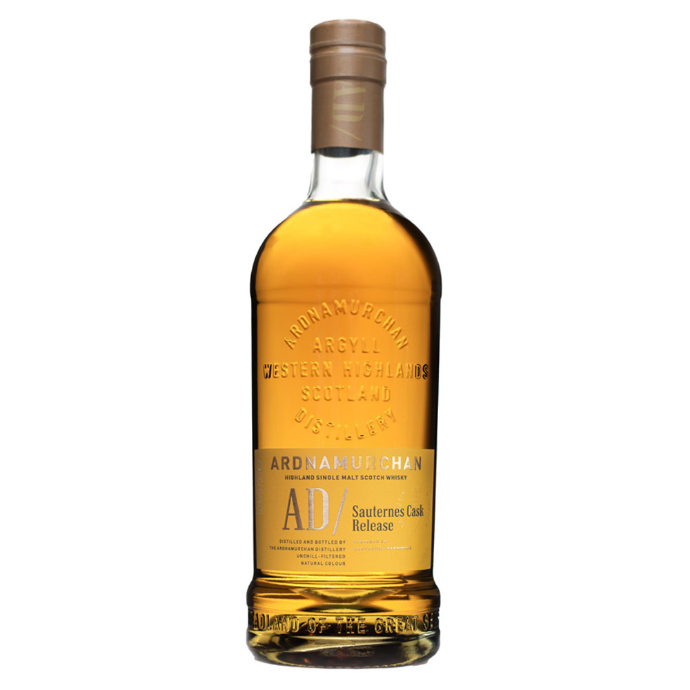 AD/ Sauternes Cask Release è un'edizione limitata che nasce dall’unione tra la torba costiera tipica di Ardnamurchan e la dolce eleganza del vino francese Sauternes. Distillato nel 2016 con 100% malto torbato, il whisky ha trascorso tre anni in botti ex-Bourbon prima di essere affinato per oltre tre anni e mezzo in pregiate barrique di Sauternes. Imbottigliato nel 2024, il rilascio conta 8.460 bottiglie, tutte a gradazione piena di 50% ABV, non filtrate a freddo e a colore naturale. Al naso regala un bouquet raffinato e sorprendente, con note di lime, melissa, fieno, ananas caramellato, cocco, crème de pêche e tabacco, arricchite da un tocco speziato di zenzero. Il palato si apre su noce moscata, fiori d’arancio, miele di manuka affumicato e torta meringata al limone, con accenti di anacardi salati, spezie Tajin e fumo di fattoria che donano profondità e complessità. Il finale è lungo, speziato e brillante, con un equilibrio perfetto tra dolcezza decadente e intensità torbata, per un sorso che rimane vivido e appagante. AD/ Sauternes Cask Release è una release creata per chi cerca un single malt complesso ma allo stesso tempo cremoso e vellutato, capace di raccontare l’incontro tra le Highlands scozzesi e i vini dolci di Bordeaux.