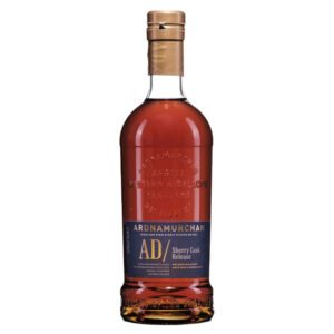 AD/ Sherry Cask Release di Ardnamurchan è un single malt prodotto in piccoli lotti, frutto dell’incontro tra whisky torbati di ispirazione costiera e distillati non torbati. Affinato in una selezione di 21 botti di Pedro Ximénez e Sherry Oloroso, offre un profilo complesso e intenso, con colore ambrato naturale e senza filtrazione a freddo. Al naso si distingue per note insolite e intriganti: menta fresca, falò marini, arachidi salate, pomodoro secco, noce brasiliana e carne teriyaki. Il palato è robusto e stratificato, con sfumature di catrame, pancetta affumicata, croccante di arachidi e costine glassate, che si intrecciano con eleganti richiami di prugna rossa, ciliegia e note minerali gessose. Il finale è lungo e suggestivo, con echi di onde oceaniche, sale marino, camino affumicato e tabacco da sigaro. La struttura secca ma avvolgente riflette appieno l’impronta dello Sherry, arricchita dal carattere torbato e marino tipico della distilleria. AD/ Sherry Cask Release è un’edizione che incarna perfettamente lo stile Ardnamurchan: ricca, autentica e profondamente legata al territorio delle Highlands occidentali.