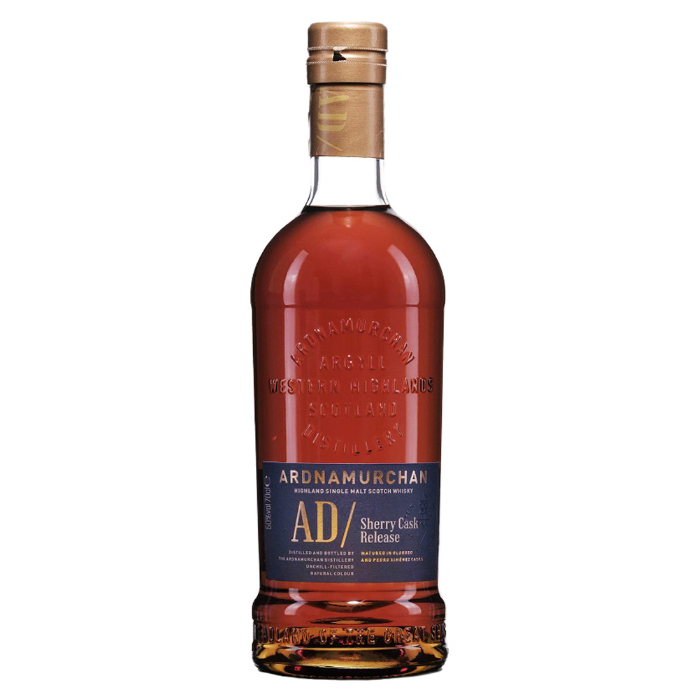 AD/ Sherry Cask Release di Ardnamurchan è un single malt prodotto in piccoli lotti, frutto dell’incontro tra whisky torbati di ispirazione costiera e distillati non torbati. Affinato in una selezione di 21 botti di Pedro Ximénez e Sherry Oloroso, offre un profilo complesso e intenso, con colore ambrato naturale e senza filtrazione a freddo. Al naso si distingue per note insolite e intriganti: menta fresca, falò marini, arachidi salate, pomodoro secco, noce brasiliana e carne teriyaki. Il palato è robusto e stratificato, con sfumature di catrame, pancetta affumicata, croccante di arachidi e costine glassate, che si intrecciano con eleganti richiami di prugna rossa, ciliegia e note minerali gessose. Il finale è lungo e suggestivo, con echi di onde oceaniche, sale marino, camino affumicato e tabacco da sigaro. La struttura secca ma avvolgente riflette appieno l’impronta dello Sherry, arricchita dal carattere torbato e marino tipico della distilleria. AD/ Sherry Cask Release è un’edizione che incarna perfettamente lo stile Ardnamurchan: ricca, autentica e profondamente legata al territorio delle Highlands occidentali.