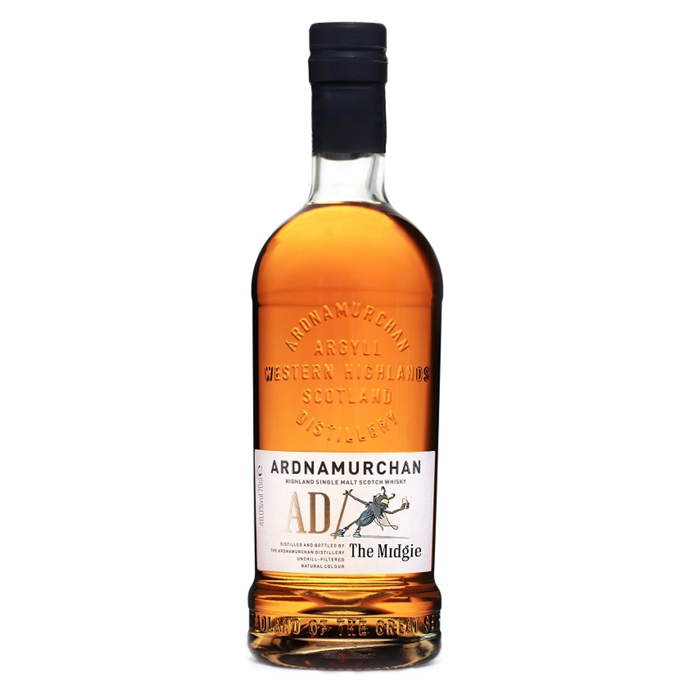 AD/ THE MIDGIE è la nuovissima edizione limitata di Ardnamurchan, prodotta in sole 16.500 bottiglie per il mondo e dedicata alla creatura più famigerata della Scozia, "il moscerino delle Highlands". Si tratta di un single malt unico e ricercato, con il 75% di whisky non torbato e il 25% torbato. La maturazione avviene in una combinazione di barili ex-Bourbon (50%), Porto Ruby (48%) e Sherry (2%), conferendo al distillato particolare complessità e profondità. Al naso si apre con aromi sorprendenti di prosciutto grigliato, ananas flambé, prugne, marmellata di fragole su cracker salati, olio di mandorle, macaroon al cocco e un tocco di menta. Il palato è elegante e strutturato, con note di pera cotta, erbe fresche, timo, limone, uva passa, cacao e pepe rosa. Il finale, leggermente fumoso e salino, si chiude con sciroppo di ribes rosso, equilibrando dolcezza e sapidità in un sorso persistente e raffinato. L’etichetta, caratterizzata dal personaggio di “Myrtle McItchy”, è opera dell’artista Arne Wern.-AD/ THE MIDGIE è imbottigliato non filtrato a freddo e senza aggiunta di caramello, preservando tutta la naturalezza del distillato.