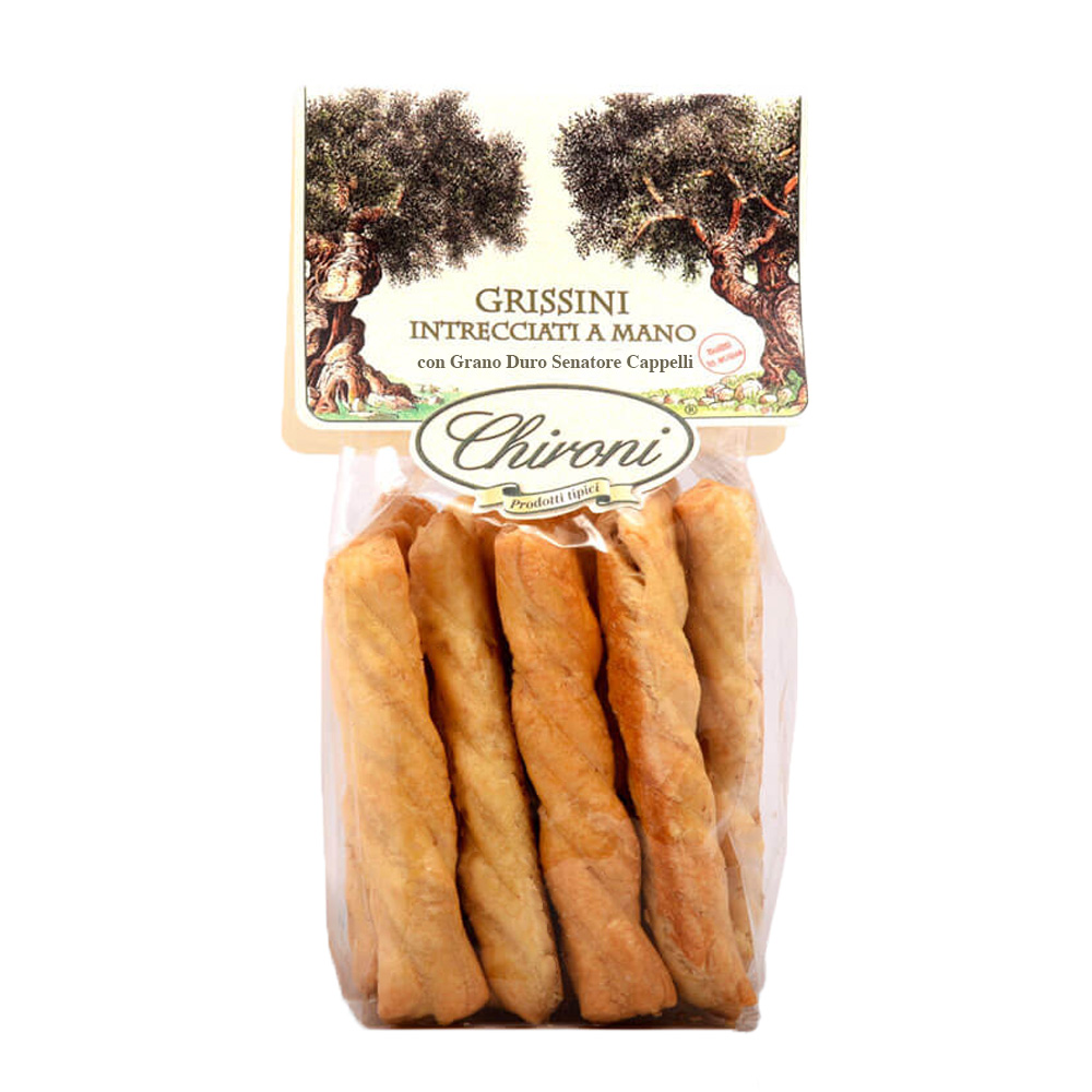 Chironi Grissini all'olio con Grano Duro Senatore Cappelli fatti a mano 200g - La storia dei grissini affonda le sue radici nella tradizione italiana, dove da secoli accompagnano i momenti conviviali a tavola. Con il tempo hanno assunto forme e gusti diversi, trovando in Puglia una reinterpretazione autentica e ricca di sapore. I grissini Chironi, intrecciati a mano e preparati con pregiato grano duro Senatore Cappelli, vengono prima bolliti e poi cotti al forno secondo l’antica ricetta artigianale. Il risultato è un prodotto croccante, fragrante e genuino, privo di conservanti e ricco di gusto naturale. Versatili e sempre graditi, sono perfetti negli antipasti, da assaporare con salumi e formaggi, ma anche da gustare avvolti in prosciutto o accompagnati da un calice di vino o di birra. Una specialità che unisce semplicità, tradizione e piacere di condivisione.