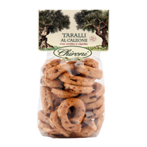 Chironi Taralli al Calzone con Cipolla e Uvetta fatti a mano 200g - I Taralli Chironi nascono da un’antica tradizione artigianale: vengono prima bolliti in acqua e poi cotti al forno, per ottenere la giusta croccantezza e un gusto pieno e autentico. Realizzati con vino bianco, olio di oliva, uva passa e cipolla. Perfetti da gustare in ogni momento della giornata, i Taralli Chironi sono ideali come aperitivo o spuntino, da accompagnare con un buon bicchiere di vino o birra e si abbinano alla perfezione con salumi e formaggi. Un prodotto genuino, che porta in tavola la semplicità e la bontà della tradizione pugliese.