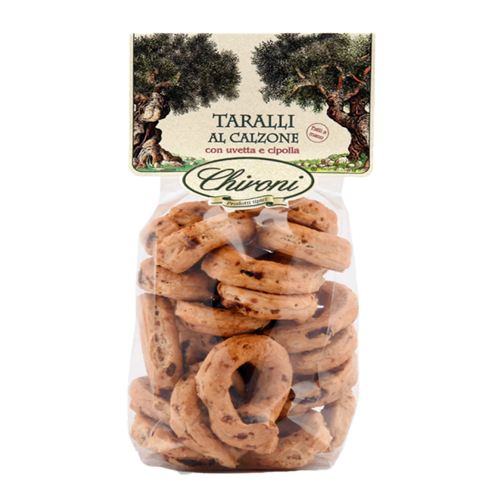 Chironi Taralli al Calzone con Cipolla e Uvetta fatti a mano 200g - I Taralli Chironi nascono da un’antica tradizione artigianale: vengono prima bolliti in acqua e poi cotti al forno, per ottenere la giusta croccantezza e un gusto pieno e autentico. Realizzati con vino bianco, olio di oliva, uva passa e cipolla. Perfetti da gustare in ogni momento della giornata, i Taralli Chironi sono ideali come aperitivo o spuntino, da accompagnare con un buon bicchiere di vino o birra e si abbinano alla perfezione con salumi e formaggi. Un prodotto genuino, che porta in tavola la semplicità e la bontà della tradizione pugliese.