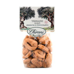 Chironi Tarallini Dolci Arancia e Cioccolato fatti a mano 150g - I tarallini dolci hanno origine nel sud Italia, in particolare in Puglia, dove da secoli accompagnano le celebrazioni familiari e i momenti di festa. Nati dalla semplicità degli ingredienti disponibili nelle case contadine - farina, zucchero, vino bianco, mandorle e olio d’oliva - sono diventati nel tempo una delle specialità più amate della tradizione dolciaria regionale. La loro forma ad anello non è solo caratteristica, ma porta con sé un significato profondo: simboleggia infatti l’unità familiare e il ciclo della vita, trasformando ogni morso in un gesto di condivisione e memoria delle radici. I Tarallini Dolci Chironi, realizzati a mano con passione artigianale, racchiudono la fragranza vivace dell’arancia e l’intensità golosa del cioccolato. Friabili e profumati, sono un dolce semplice ma raffinato, ideale da gustare a colazione, come dessert o da abbinare a un calice di vino passito o da meditazione.