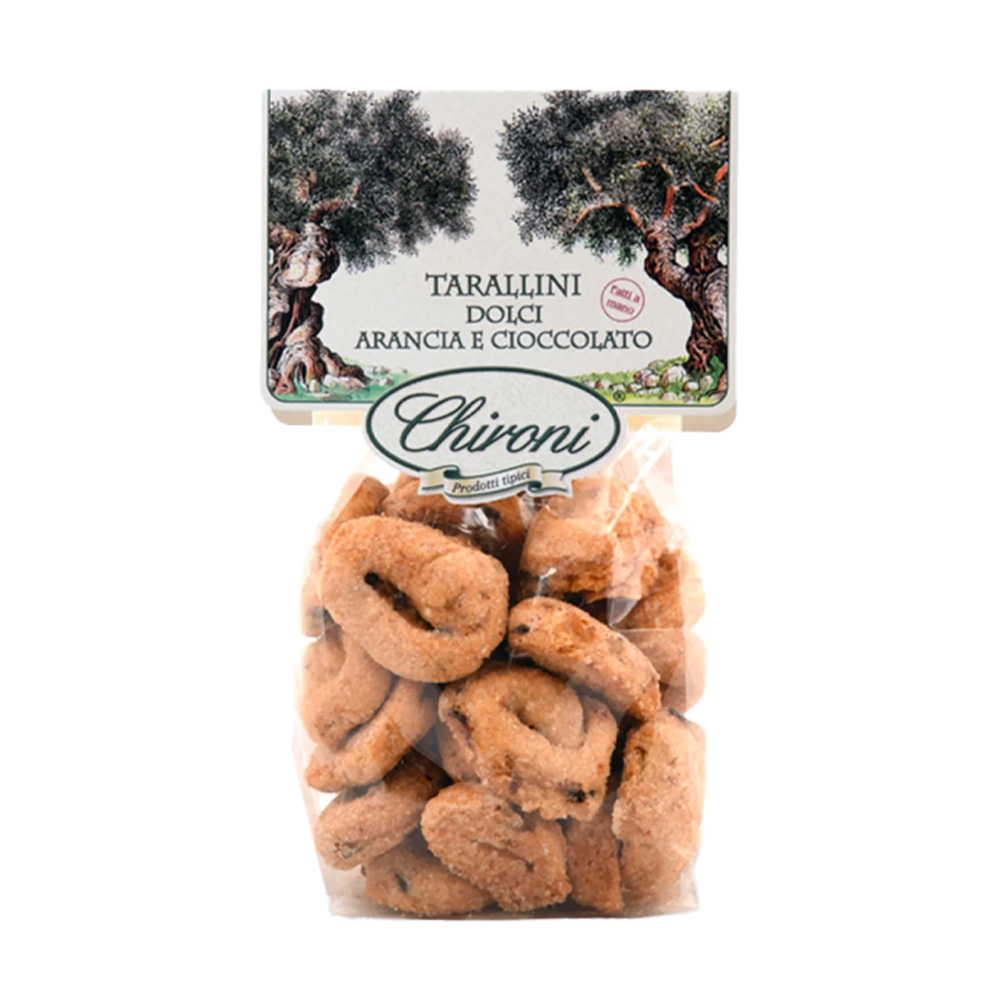 Chironi Tarallini Dolci Arancia e Cioccolato fatti a mano 150g - I tarallini dolci hanno origine nel sud Italia, in particolare in Puglia, dove da secoli accompagnano le celebrazioni familiari e i momenti di festa. Nati dalla semplicità degli ingredienti disponibili nelle case contadine - farina, zucchero, vino bianco, mandorle e olio d’oliva - sono diventati nel tempo una delle specialità più amate della tradizione dolciaria regionale. La loro forma ad anello non è solo caratteristica, ma porta con sé un significato profondo: simboleggia infatti l’unità familiare e il ciclo della vita, trasformando ogni morso in un gesto di condivisione e memoria delle radici. I Tarallini Dolci Chironi, realizzati a mano con passione artigianale, racchiudono la fragranza vivace dell’arancia e l’intensità golosa del cioccolato. Friabili e profumati, sono un dolce semplice ma raffinato, ideale da gustare a colazione, come dessert o da abbinare a un calice di vino passito o da meditazione.