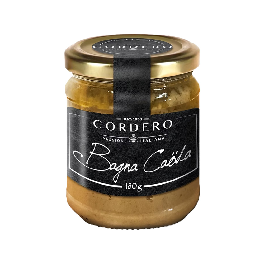 La Bagna Caoda Cordero è la versione pronta di uno dei simboli della tradizione piemontese. Preparata con aglio, acciughe e olio extravergine d’oliva, sprigiona un gusto intenso e avvolgente, tipico di questo storico condimento. Perfetta da scaldare e servire come fonduta, si abbina a verdure crude o cotte, crostini, carni e piatti di pesce, trasformando ogni pasto in un’esperienza conviviale e ricca di sapore. Una specialità autentica che porta in tavola il carattere e la tradizione del Piemonte, pronta da gustare in pochi minuti.