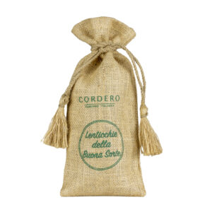 Cordero Lenticchie della Buona Sorte in sacchetto di Juta 300g - Le Lenticchie "della Buona Sorte" Cordero sono di varietà Eston Canada, riconosciute per l’elevata qualità e genuinità dei loro legumi. Piccole e consistenti, sono ricche di proteine, fibre, ferro e vitamine, un alimento naturale e salutare ideale per una dieta equilibrata. Grazie al loro gusto delicato e alla capacità di mantenere la forma dopo la cottura, si prestano a innumerevoli ricette: dalle zuppe cremose alle insalate fresche, fino a piatti unici nutrienti se abbinate ai cereali. Un legume prezioso e versatile, perfetto per chi desidera benessere a tavola senza rinunciare al sapore autentico della tradizione. Preparazione: Mettere in ammollo in acqua tiepida per 12 ore. Scolare e risciaquare il prodotto e cuocere a piacimento in acqua o brodo per circa 20 minuti. In caso di cottura in pentola a pressione, i tempi di cottura si dimezzano.