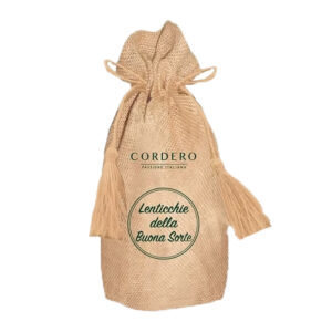Cordero Lenticchie della Buona Sorte in sacchetto di Juta 300g - Le Lenticchie "della Buona Sorte" Cordero sono di varietà Eston Canada, riconosciute per l’elevata qualità e genuinità dei loro legumi. Piccole e consistenti, sono ricche di proteine, fibre, ferro e vitamine, un alimento naturale e salutare ideale per una dieta equilibrata. Grazie al loro gusto delicato e alla capacità di mantenere la forma dopo la cottura, si prestano a innumerevoli ricette: dalle zuppe cremose alle insalate fresche, fino a piatti unici nutrienti se abbinate ai cereali. Un legume prezioso e versatile, perfetto per chi desidera benessere a tavola senza rinunciare al sapore autentico della tradizione. Preparazione: Mettere in ammollo in acqua tiepida per 12 ore. Scolare e risciaquare il prodotto e cuocere a piacimento in acqua o brodo per circa 20 minuti. In caso di cottura in pentola a pressione, i tempi di cottura si dimezzano.