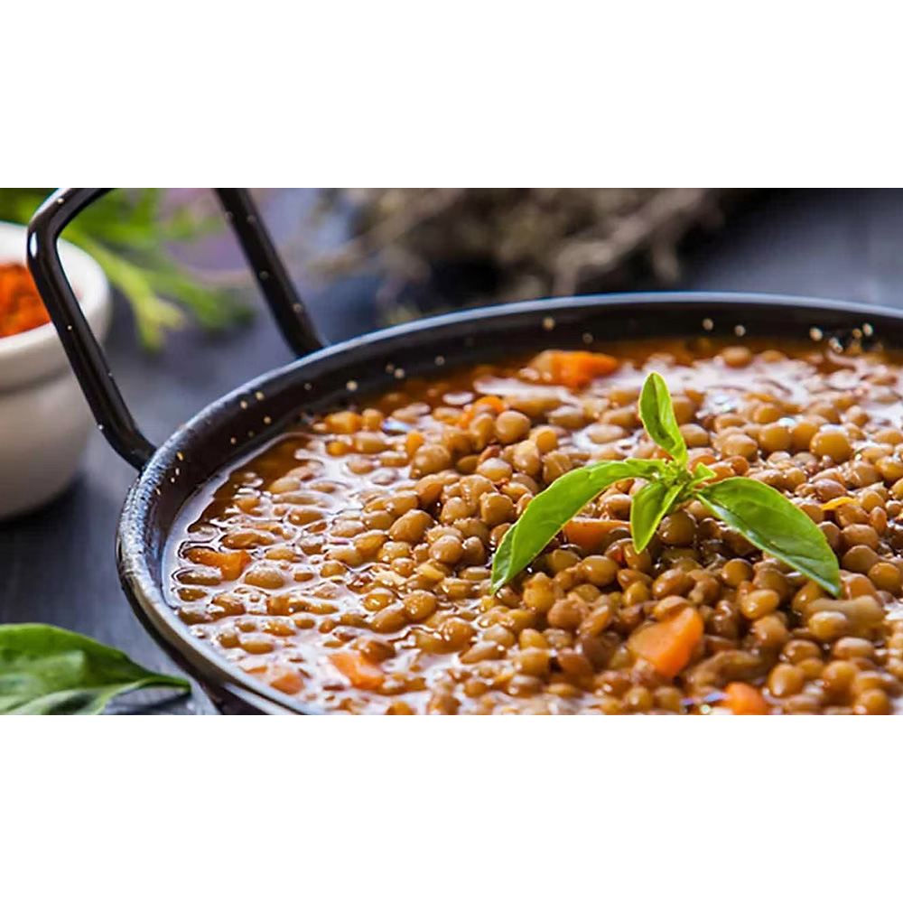 Cordero Lenticchie della Buona Sorte in sacchetto di Juta 300g - Le Lenticchie "della Buona Sorte" Cordero sono di varietà Eston Canada, riconosciute per l’elevata qualità e genuinità dei loro legumi. Piccole e consistenti, sono ricche di proteine, fibre, ferro e vitamine, un alimento naturale e salutare ideale per una dieta equilibrata. Grazie al loro gusto delicato e alla capacità di mantenere la forma dopo la cottura, si prestano a innumerevoli ricette: dalle zuppe cremose alle insalate fresche, fino a piatti unici nutrienti se abbinate ai cereali. Un legume prezioso e versatile, perfetto per chi desidera benessere a tavola senza rinunciare al sapore autentico della tradizione. Preparazione: Mettere in ammollo in acqua tiepida per 12 ore. Scolare e risciaquare il prodotto e cuocere a piacimento in acqua o brodo per circa 20 minuti. In caso di cottura in pentola a pressione, i tempi di cottura si dimezzano.