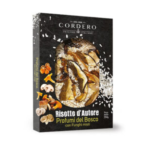 Il Risotto d’Autore Cordero Profumi del Bosco è un piatto raffinato che unisce la qualità del riso Carnaroli alla ricchezza aromatica dei funghi misti, per un’esperienza gustativa intensa e avvolgente. Realizzato con ingredienti selezionati, il risotto sprigiona profumi di bosco e note terrose che lo rendono perfetto per stupire a tavola con un piatto tanto buono quanto scenografico. La confezione, elegante e curata come un piccolo quadro, presenta il riso disposto come un candido fondale impreziosito dai funghi: un invito a cucinare con creatività e gusto.