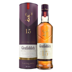Il Glenfiddich 15 Y.O. Solera è uno dei single malt scozzesi più apprezzati al mondo, frutto della maestria della distilleria Glenfiddich, punto di riferimento dello Scotch whisky. La sua peculiarità sta nell’affinamento: il distillato matura per almeno 15 anni in botti di rovere americano nuovo, ex-Bourbon ed ex-Sherry, prima di essere unito nel celebre Solera Vat, un grande tino di legno introdotto nel 1998 e mai svuotato da allora. Questo processo unico conferisce al whisky complessità, equilibrio e una sorprendente armonia di sapori. Il Glenfiddich 15 Anni si presenta con un colore ambrato brillante, che anticipa tutta la sua ricchezza aromatica. Al naso sprigiona un bouquet intenso e raffinato, dove le note di miele e frutta secca si intrecciano a delicate sfumature di spezie dolci e a un elegante richiamo di sherry. In bocca è morbido e rotondo, con una trama vellutata che bilancia alla perfezione la dolcezza fruttata e le note speziate più calde, regalando un sorso armonioso e avvolgente. Il finale è lungo e persistente, capace di lasciare una sensazione calda e appagante che invita a un nuovo assaggio.