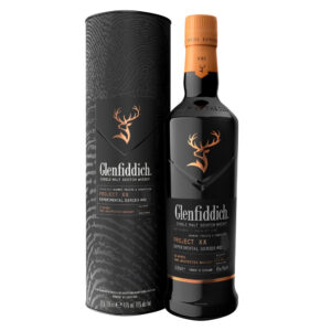 Il Glenfiddich Project XX è una delle espressioni più innovative della storica distilleria scozzese. Nato dall’Experimental Series, questo single malt è frutto di un progetto collaborativo unico: 20 esperti del settore hanno selezionato ciascuno una botte da una vasta gamma di invecchiamenti e tipologie di legno, dando vita a un whisky complesso e stratificato. Al naso il Glenfiddich Project XX si apre con aromi fruttati e floreali, richiamando fiori di mela, pera matura e frutti estivi, con un delicato accenno di liquirizia che invita all’assaggio. In bocca è morbido e rotondo, con dolcezza di zucchero filato, mandorle tostate, cannella e leggere spezie, mentre il finale è lungo e persistente, caratterizzato da note di quercia dolce e spezie delicate che si fondono armoniosamente, offrendo un’esperienza complessa e stratificata, frutto dell’unione di botti selezionate e della maestria artigianale di Glenfiddich. Le botti selezionate per il Project XX provengono da varie tipologie di legno, tra cui ex-bourbon, botti di porto e botti vergini di rovere. Questa diversità conferisce al whisky un profilo aromatico unico, con complessità e profondità che evolvono ad ogni assaggio. La maturazione e la cura artigianale permettono di ottenere un whisky ricco, equilibrato e sorprendentemente armonico.
