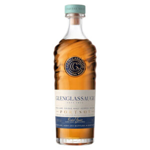 Il Glenglassaugh Portsoy è un single malt torbato che riflette la natura selvaggia della costa nord-orientale scozzese. Intitolato al villaggio portuale vicino alla distilleria, racchiude il legame profondo con il mare e le sue suggestioni. Distillato in alambicchi di rame con orzo selezionato e acqua pura di sorgente, matura in un’elegante combinazione di botti ex-bourbon, ex-sherry ed ex-Porto, che ne arricchiscono complessità e struttura. Il suo colore ambrato intenso introduce un bouquet marittimo e affumicato: ricche onde di torba e sale si fondono con frutta tropicale, dolcezza di sherry, liquirizia e note vegetali di alghe marine. Al palato si apre con un corpo pieno e vellutato, in cui emergono cacao fondente, soia fermentata, melassa e mango caramellato, sostenuti da un delicato equilibrio tra dolcezza, sapidità e affumicato. Una sottile vena speziata accompagna il sorso, donando energia e dinamismo. Il finale è lungo, caldo e persistente, con ritorni marini, tocchi pepati e un’impronta torbata che resta elegante e mai eccessiva. Imbottigliato al 49,1% vol., senza compromessi, il Portsoy è l’emblema della nuova era di Glenglassaugh: un whisky che omaggia la sua storia movimentata e il carattere marittimo della baia di Sandend, perfetto per chi cerca intensità, profondità e autenticità in un single malt torbato.