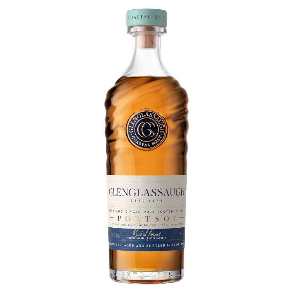 Il Glenglassaugh Portsoy è un single malt torbato che riflette la natura selvaggia della costa nord-orientale scozzese. Intitolato al villaggio portuale vicino alla distilleria, racchiude il legame profondo con il mare e le sue suggestioni. Distillato in alambicchi di rame con orzo selezionato e acqua pura di sorgente, matura in un’elegante combinazione di botti ex-bourbon, ex-sherry ed ex-Porto, che ne arricchiscono complessità e struttura. Il suo colore ambrato intenso introduce un bouquet marittimo e affumicato: ricche onde di torba e sale si fondono con frutta tropicale, dolcezza di sherry, liquirizia e note vegetali di alghe marine. Al palato si apre con un corpo pieno e vellutato, in cui emergono cacao fondente, soia fermentata, melassa e mango caramellato, sostenuti da un delicato equilibrio tra dolcezza, sapidità e affumicato. Una sottile vena speziata accompagna il sorso, donando energia e dinamismo. Il finale è lungo, caldo e persistente, con ritorni marini, tocchi pepati e un’impronta torbata che resta elegante e mai eccessiva. Imbottigliato al 49,1% vol., senza compromessi, il Portsoy è l’emblema della nuova era di Glenglassaugh: un whisky che omaggia la sua storia movimentata e il carattere marittimo della baia di Sandend, perfetto per chi cerca intensità, profondità e autenticità in un single malt torbato.