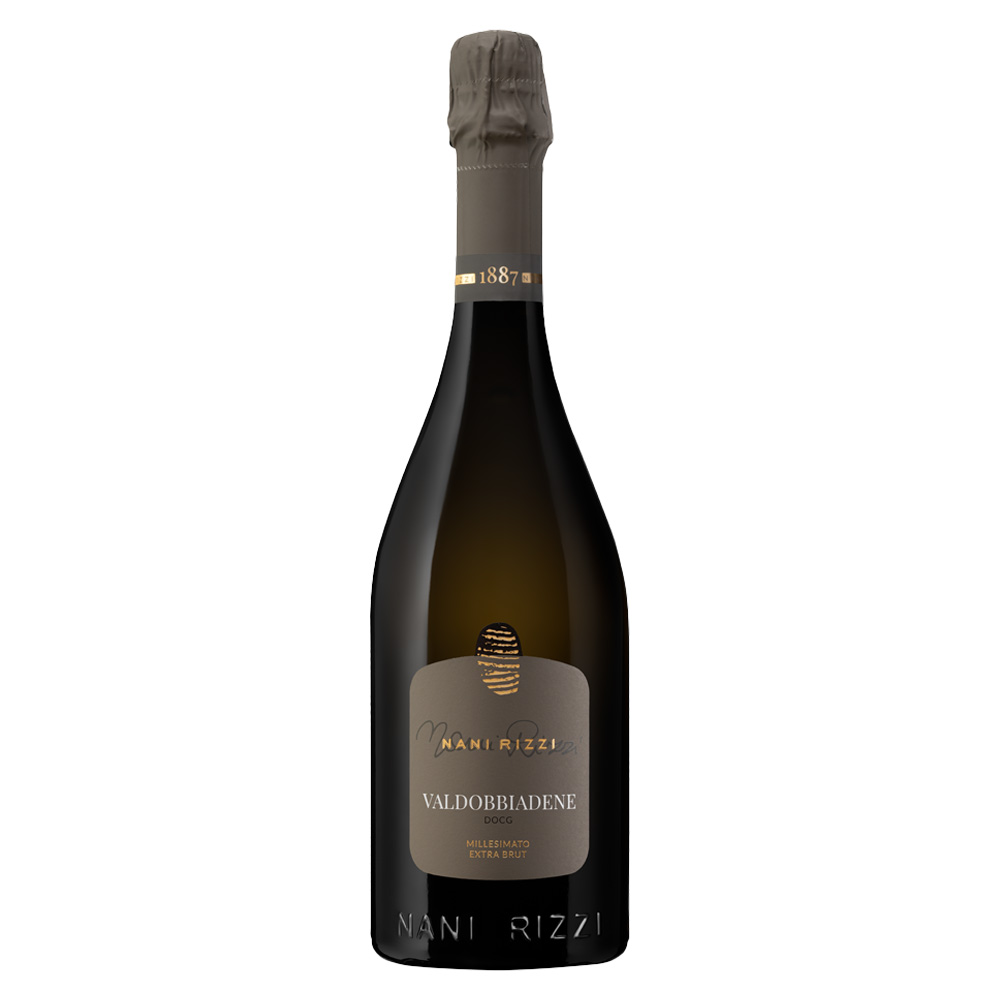 Nani Rizzi Valdobbiadene Prosecco Superiore DOCG Extra Brut Millesimato si presenta di colore giallo paglierino scarico, con una spuma delicata e persistente. Al naso spiccano profumi intensi, puliti e fini, con note floreali di rosa e fiori di vite, con elegante sfondo di frutta secca. Al palato risulta fresco, piacevolmente minerale ed armonico. Nani Rizzi produce vini e spumanti metodo Charmat di grandissima qualità. L’azienda si trova a Guia di Valdobbiadene, nel cuore della DOCG ed è oggi guidata da Denis Spagnol assieme alle sue tre figlie Giulia, Elena e Silvia. L’uva di partenza è sempre la Glera, proveniente esclusivamente dalle colline di Valdobbiadene, vendemmiata rigorosamente a mano e spumantizzata direttamente in cantina.