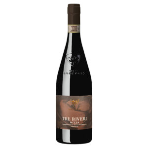 Il Tre Roveri Nizza DOCG di Pico Maccario si presenta con un rosso rubino intenso e brillante. Al naso emerge un bouquet complesso e piacevole, con profumi di frutti rossi maturi, come ciliegie e prugne, arricchiti da delicate note di vaniglia derivanti dall’affinamento in barriques di rovere francese.In bocca colpisce per la sorprendente morbidezza e rotondità. La trama tannica è levigata e perfettamente integrata, conferendo al vino una struttura elegante e armoniosa. La freschezza accompagna il sorso, rendendolo piacevole e equilibrato, mentre il finale è lungo e di ottima persistenza, con un retrogusto armonico che invita al successivo assaggio.-Prodotto con uve Barbera provenienti dalle colline di Monbaruzzo, il Tre Roveri nasce da una fermentazione in acciaio, seguita da una maturazione di 12 mesi in barriques di rovere francese. Questo processo di vinificazione e affinamento permette di ottenere un vino che unisce forza ed eleganza, rappresentando al meglio la qualità e l’identità della cantina Pico Maccario.