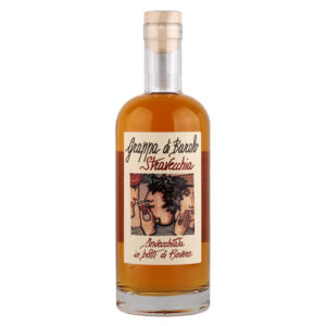 La Grappa di Barolo Stravecchia di Distilleria Valverde nasce dalla distillazione delle vinacce di Nebbiolo provenienti dai vigneti del Barolo, celebre terra del grande vino piemontese. Dopo la distillazione, viene posta a riposo per oltre 24 mesi in botti di rovere, acquisendo morbidezza, profondità e una complessità aromatica unica. Il colore è ambrato scuro, segno del lungo affinamento. Al naso offre un bouquet intenso e persistente, con raffinate note di legno nobile. Al palato si presenta maturo e profondo, con equilibrio tra struttura e morbidezza, rendendola ideale come grappa da meditazione. La Distilleria Valverde è un’azienda storica delle Langhe con sede a Cortemilia (CN), una terra che regala materie prime di grande qualità e il giusto spirito per utilizzarle al meglio. L’azienda nasce nel 1973 per opera di Carlo Birello, un enotecnico che ha dedicato la propria vita alla produzione di liquori e grappe di rilievo, capaci di raccontare la bellezza e la storia delle Langhe. Oggi è guidata dalla figlia Francesca, assieme a mamma Maria Rosa e gli altri preziosi collaboratori.