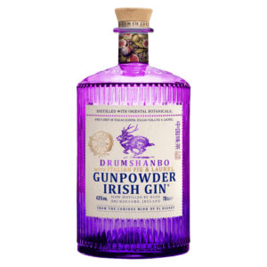 Drumshanbo Gunpowder Irish Gin Italian Fig & Laurel è un gin irlandese artigianale, distillato lentamente in tradizionali alambicchi di rame.Nasce dall’incontro tra la curiosità inesauribile del suo creatore, PJ Rigney, e la maestria artistica del bartender Bruno Vanzan, due esploratori uniti dal desiderio di fondere culture e sapori. Dalla loro collaborazione prende vita una creazione che unisce l’anima selvaggia dell’Irlanda all’eleganza mediterranea dell’Italia, grazie all’aggiunta di fico viola italiano, alloro e ginepro toscano alle botaniche tradizionali del Gunpowder. Rispetto alla versione classica, Italian Fig & Laurel mantiene il perfetto equilibrio tra le note speziate e agrumate tipiche della gamma, ma si distingue per la dolcezza vellutata del fico, la fresca aromaticità dell’alloro e la profondità balsamica del ginepro toscano. Il fico viola, frutto simbolo della tradizione mediterranea, apporta una naturale rotondità e un tocco soave al profilo aromatico, mentre l’alloro dona eleganza e una piacevole nota verde che richiama il profumo delle coste italiane. Alla vista si presenta limpido e cristallino. Al naso emergono sentori vegetali e fruttati, con note di tè, fico maturo e un accenno erbaceo di alloro. Al palato è fresco e rotondo, con un perfetto bilanciamento tra le note balsamiche di ginepro e quelle dolci e persistenti del fico, che accompagnano verso un finale lungo, morbido e raffinato. Il Gin Gunpowder nasce dall’estro di PJ Rigney, fondatore della Shed Distillery. Esploratore curioso e instancabile, PJ ha viaggiato per anni tra Cina, Cambogia, India, Macedonia, Marocco e Germania, fino a stabilirsi nella selvaggia e incontaminata Drumshanbo, nella contea di Leitrim, sulle rive del Lough Allen. È qui che ha dato vita alla sua distilleria, unendo botaniche orientali e irlandesi con metodi di distillazione tradizionali e artigianali.