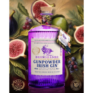 Drumshanbo Gunpowder Irish Gin Italian Fig & Laurel è un gin irlandese artigianale, distillato lentamente in tradizionali alambicchi di rame.Nasce dall’incontro tra la curiosità inesauribile del suo creatore, PJ Rigney, e la maestria artistica del bartender Bruno Vanzan, due esploratori uniti dal desiderio di fondere culture e sapori. Dalla loro collaborazione prende vita una creazione che unisce l’anima selvaggia dell’Irlanda all’eleganza mediterranea dell’Italia, grazie all’aggiunta di fico viola italiano, alloro e ginepro toscano alle botaniche tradizionali del Gunpowder. Rispetto alla versione classica, Italian Fig & Laurel mantiene il perfetto equilibrio tra le note speziate e agrumate tipiche della gamma, ma si distingue per la dolcezza vellutata del fico, la fresca aromaticità dell’alloro e la profondità balsamica del ginepro toscano. Il fico viola, frutto simbolo della tradizione mediterranea, apporta una naturale rotondità e un tocco soave al profilo aromatico, mentre l’alloro dona eleganza e una piacevole nota verde che richiama il profumo delle coste italiane. Alla vista si presenta limpido e cristallino. Al naso emergono sentori vegetali e fruttati, con note di tè, fico maturo e un accenno erbaceo di alloro. Al palato è fresco e rotondo, con un perfetto bilanciamento tra le note balsamiche di ginepro e quelle dolci e persistenti del fico, che accompagnano verso un finale lungo, morbido e raffinato. Il Gin Gunpowder nasce dall’estro di PJ Rigney, fondatore della Shed Distillery. Esploratore curioso e instancabile, PJ ha viaggiato per anni tra Cina, Cambogia, India, Macedonia, Marocco e Germania, fino a stabilirsi nella selvaggia e incontaminata Drumshanbo, nella contea di Leitrim, sulle rive del Lough Allen. È qui che ha dato vita alla sua distilleria, unendo botaniche orientali e irlandesi con metodi di distillazione tradizionali e artigianali.