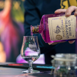 Drumshanbo Gunpowder Irish Gin Italian Fig & Laurel è un gin irlandese artigianale, distillato lentamente in tradizionali alambicchi di rame.Nasce dall’incontro tra la curiosità inesauribile del suo creatore, PJ Rigney, e la maestria artistica del bartender Bruno Vanzan, due esploratori uniti dal desiderio di fondere culture e sapori. Dalla loro collaborazione prende vita una creazione che unisce l’anima selvaggia dell’Irlanda all’eleganza mediterranea dell’Italia, grazie all’aggiunta di fico viola italiano, alloro e ginepro toscano alle botaniche tradizionali del Gunpowder. Rispetto alla versione classica, Italian Fig & Laurel mantiene il perfetto equilibrio tra le note speziate e agrumate tipiche della gamma, ma si distingue per la dolcezza vellutata del fico, la fresca aromaticità dell’alloro e la profondità balsamica del ginepro toscano. Il fico viola, frutto simbolo della tradizione mediterranea, apporta una naturale rotondità e un tocco soave al profilo aromatico, mentre l’alloro dona eleganza e una piacevole nota verde che richiama il profumo delle coste italiane. Alla vista si presenta limpido e cristallino. Al naso emergono sentori vegetali e fruttati, con note di tè, fico maturo e un accenno erbaceo di alloro. Al palato è fresco e rotondo, con un perfetto bilanciamento tra le note balsamiche di ginepro e quelle dolci e persistenti del fico, che accompagnano verso un finale lungo, morbido e raffinato. Il Gin Gunpowder nasce dall’estro di PJ Rigney, fondatore della Shed Distillery. Esploratore curioso e instancabile, PJ ha viaggiato per anni tra Cina, Cambogia, India, Macedonia, Marocco e Germania, fino a stabilirsi nella selvaggia e incontaminata Drumshanbo, nella contea di Leitrim, sulle rive del Lough Allen. È qui che ha dato vita alla sua distilleria, unendo botaniche orientali e irlandesi con metodi di distillazione tradizionali e artigianali.