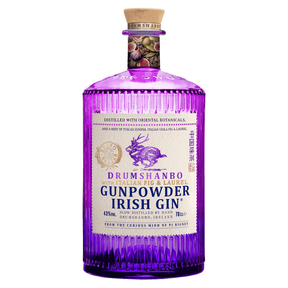 Drumshanbo Gunpowder Irish Gin Italian Fig & Laurel è un gin irlandese artigianale, distillato lentamente in tradizionali alambicchi di rame.Nasce dall’incontro tra la curiosità inesauribile del suo creatore, PJ Rigney, e la maestria artistica del bartender Bruno Vanzan, due esploratori uniti dal desiderio di fondere culture e sapori. Dalla loro collaborazione prende vita una creazione che unisce l’anima selvaggia dell’Irlanda all’eleganza mediterranea dell’Italia, grazie all’aggiunta di fico viola italiano, alloro e ginepro toscano alle botaniche tradizionali del Gunpowder. Rispetto alla versione classica, Italian Fig & Laurel mantiene il perfetto equilibrio tra le note speziate e agrumate tipiche della gamma, ma si distingue per la dolcezza vellutata del fico, la fresca aromaticità dell’alloro e la profondità balsamica del ginepro toscano. Il fico viola, frutto simbolo della tradizione mediterranea, apporta una naturale rotondità e un tocco soave al profilo aromatico, mentre l’alloro dona eleganza e una piacevole nota verde che richiama il profumo delle coste italiane. Alla vista si presenta limpido e cristallino. Al naso emergono sentori vegetali e fruttati, con note di tè, fico maturo e un accenno erbaceo di alloro. Al palato è fresco e rotondo, con un perfetto bilanciamento tra le note balsamiche di ginepro e quelle dolci e persistenti del fico, che accompagnano verso un finale lungo, morbido e raffinato. Il Gin Gunpowder nasce dall’estro di PJ Rigney, fondatore della Shed Distillery. Esploratore curioso e instancabile, PJ ha viaggiato per anni tra Cina, Cambogia, India, Macedonia, Marocco e Germania, fino a stabilirsi nella selvaggia e incontaminata Drumshanbo, nella contea di Leitrim, sulle rive del Lough Allen. È qui che ha dato vita alla sua distilleria, unendo botaniche orientali e irlandesi con metodi di distillazione tradizionali e artigianali.