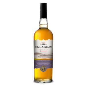 Finlaggan Original è l’emblema dello stile torbato di Islay, un Single Malt Scozzese dal carattere deciso ma equilibrato, perfetto per avvicinarsi al mondo dei whisky torbati.La distilleria d’origine resta avvolta nel mistero, ma ciò che conta è la qualità: questo whisky racchiude tutta l’anima selvaggia e marina dell’isola di Islay. Maturato in botti di rovere, sviluppa un profilo aromatico inconfondibile. Al naso sprigiona fumo vigoroso e malto dolce, con sentori di pere, mele e salsedine. Al palato è rotondo e corposo, con una combinazione armoniosa di torba, malto e brezza marina, arricchita da una leggera speziatura e da un tocco di vaniglia. Il finale, breve ma intenso, lascia una scia persistente di fumo e sale marino. Con una gradazione di 40% Vol., Finlaggan Original rappresenta un perfetto equilibrio tra forza, eleganza e autenticità, ideale sia per i neofiti che per gli appassionati dei whisky torbati. Un vero viaggio sensoriale nella tradizione di Islay, dove il mare e la torba si incontrano in un sorso avvolgente e ricco di storia.