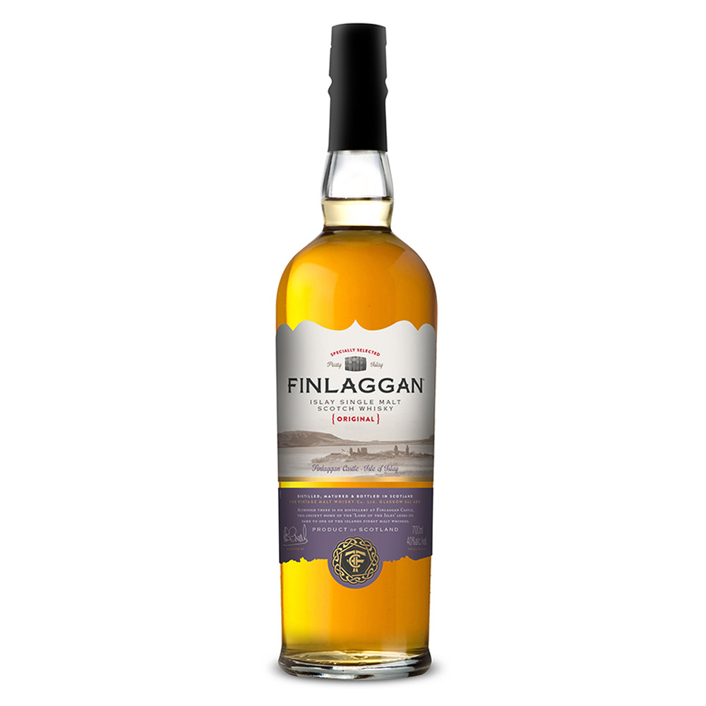 Finlaggan Original è l’emblema dello stile torbato di Islay, un Single Malt Scozzese dal carattere deciso ma equilibrato, perfetto per avvicinarsi al mondo dei whisky torbati.La distilleria d’origine resta avvolta nel mistero, ma ciò che conta è la qualità: questo whisky racchiude tutta l’anima selvaggia e marina dell’isola di Islay. Maturato in botti di rovere, sviluppa un profilo aromatico inconfondibile. Al naso sprigiona fumo vigoroso e malto dolce, con sentori di pere, mele e salsedine. Al palato è rotondo e corposo, con una combinazione armoniosa di torba, malto e brezza marina, arricchita da una leggera speziatura e da un tocco di vaniglia. Il finale, breve ma intenso, lascia una scia persistente di fumo e sale marino. Con una gradazione di 40% Vol., Finlaggan Original rappresenta un perfetto equilibrio tra forza, eleganza e autenticità, ideale sia per i neofiti che per gli appassionati dei whisky torbati. Un vero viaggio sensoriale nella tradizione di Islay, dove il mare e la torba si incontrano in un sorso avvolgente e ricco di storia.