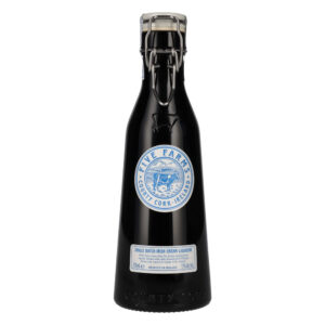 Nato nella Contea di Cork, la più meridionale e rigogliosa d’Irlanda, Five Farms Irish Cream Liqueur rappresenta la vera essenza del concetto “dalla fattoria alla tavola”. Realizzato con panna fresca proveniente da cinque fattorie a conduzione familiare, il suo carattere autentico e genuino nasce da un profondo legame con la terra. La crema, raccolta e combinata con whiskey irlandese premium entro 48 ore, dà vita a un liquore alla crema ricco, vellutato e intensamente aromatico. Premiato come Miglior Irish Cream Liqueur al mondo (Chairman’s Trophy, Ultimate Spirits Challenge 2018), Five Farms si distingue per la quantità superiore di whisky utilizzata rispetto agli altri marchi, che conferisce calore, profondità e un perfetto equilibrio con la dolcezza della crema. Al naso rivela note di caramello, burro e vaniglia, mentre al palato conquista con sfumature di caffè, panna fresca, cocco, acero e waffle belgi. Il risultato è un liquore alla crema irlandese superiore, morbido e avvolgente, ideale da gustare dopo cena al posto del dessert, servito liscio, con ghiaccio o versato sul gelato per un momento di puro piacere. Un’autentica celebrazione della tradizione rurale e distillatoria della Contea di Cork, dove le “mucche felici” pascolano all’aria marina su prati verde smeraldo, donando al latte una qualità senza eguali.
