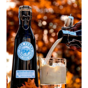 Nato nella Contea di Cork, la più meridionale e rigogliosa d’Irlanda, Five Farms Irish Cream Liqueur rappresenta la vera essenza del concetto “dalla fattoria alla tavola”. Realizzato con panna fresca proveniente da cinque fattorie a conduzione familiare, il suo carattere autentico e genuino nasce da un profondo legame con la terra. La crema, raccolta e combinata con whiskey irlandese premium entro 48 ore, dà vita a un liquore alla crema ricco, vellutato e intensamente aromatico. Premiato come Miglior Irish Cream Liqueur al mondo (Chairman’s Trophy, Ultimate Spirits Challenge 2018), Five Farms si distingue per la quantità superiore di whisky utilizzata rispetto agli altri marchi, che conferisce calore, profondità e un perfetto equilibrio con la dolcezza della crema. Al naso rivela note di caramello, burro e vaniglia, mentre al palato conquista con sfumature di caffè, panna fresca, cocco, acero e waffle belgi. Il risultato è un liquore alla crema irlandese superiore, morbido e avvolgente, ideale da gustare dopo cena al posto del dessert, servito liscio, con ghiaccio o versato sul gelato per un momento di puro piacere. Un’autentica celebrazione della tradizione rurale e distillatoria della Contea di Cork, dove le “mucche felici” pascolano all’aria marina su prati verde smeraldo, donando al latte una qualità senza eguali.