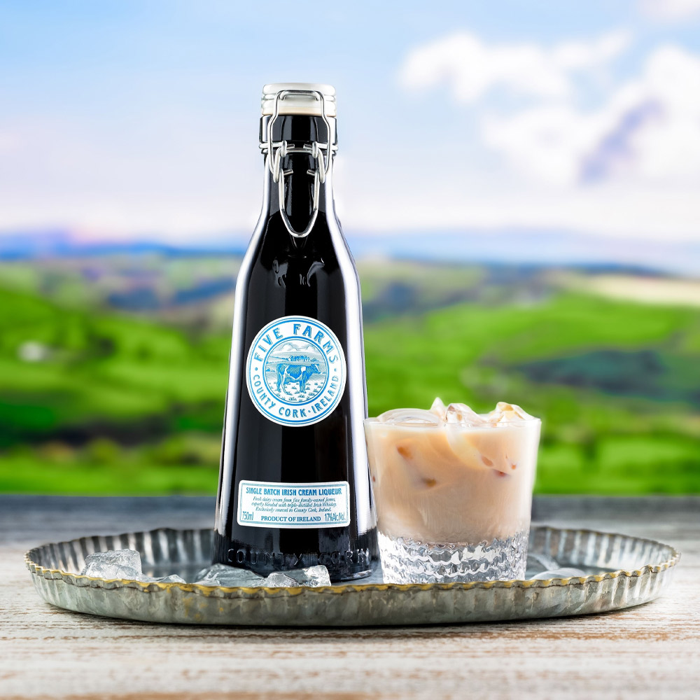 Nato nella Contea di Cork, la più meridionale e rigogliosa d’Irlanda, Five Farms Irish Cream Liqueur rappresenta la vera essenza del concetto “dalla fattoria alla tavola”. Realizzato con panna fresca proveniente da cinque fattorie a conduzione familiare, il suo carattere autentico e genuino nasce da un profondo legame con la terra. La crema, raccolta e combinata con whiskey irlandese premium entro 48 ore, dà vita a un liquore alla crema ricco, vellutato e intensamente aromatico. Premiato come Miglior Irish Cream Liqueur al mondo (Chairman’s Trophy, Ultimate Spirits Challenge 2018), Five Farms si distingue per la quantità superiore di whisky utilizzata rispetto agli altri marchi, che conferisce calore, profondità e un perfetto equilibrio con la dolcezza della crema. Al naso rivela note di caramello, burro e vaniglia, mentre al palato conquista con sfumature di caffè, panna fresca, cocco, acero e waffle belgi. Il risultato è un liquore alla crema irlandese superiore, morbido e avvolgente, ideale da gustare dopo cena al posto del dessert, servito liscio, con ghiaccio o versato sul gelato per un momento di puro piacere. Un’autentica celebrazione della tradizione rurale e distillatoria della Contea di Cork, dove le “mucche felici” pascolano all’aria marina su prati verde smeraldo, donando al latte una qualità senza eguali.