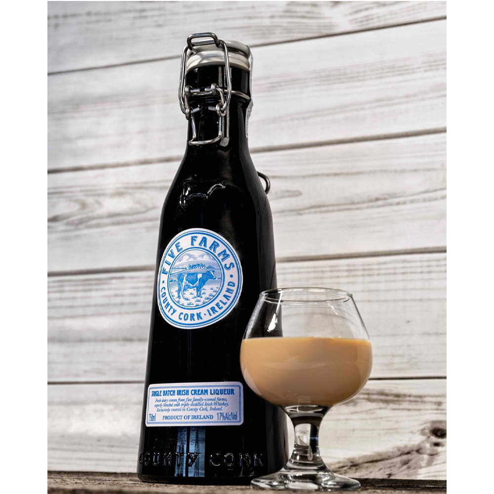 Nato nella Contea di Cork, la più meridionale e rigogliosa d’Irlanda, Five Farms Irish Cream Liqueur rappresenta la vera essenza del concetto “dalla fattoria alla tavola”. Realizzato con panna fresca proveniente da cinque fattorie a conduzione familiare, il suo carattere autentico e genuino nasce da un profondo legame con la terra. La crema, raccolta e combinata con whiskey irlandese premium entro 48 ore, dà vita a un liquore alla crema ricco, vellutato e intensamente aromatico. Premiato come Miglior Irish Cream Liqueur al mondo (Chairman’s Trophy, Ultimate Spirits Challenge 2018), Five Farms si distingue per la quantità superiore di whisky utilizzata rispetto agli altri marchi, che conferisce calore, profondità e un perfetto equilibrio con la dolcezza della crema. Al naso rivela note di caramello, burro e vaniglia, mentre al palato conquista con sfumature di caffè, panna fresca, cocco, acero e waffle belgi. Il risultato è un liquore alla crema irlandese superiore, morbido e avvolgente, ideale da gustare dopo cena al posto del dessert, servito liscio, con ghiaccio o versato sul gelato per un momento di puro piacere. Un’autentica celebrazione della tradizione rurale e distillatoria della Contea di Cork, dove le “mucche felici” pascolano all’aria marina su prati verde smeraldo, donando al latte una qualità senza eguali.