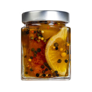 La Mostarda di Pompelmo, Limone e Pepe Rosa rappresenta un connubio elegante tra vivacità agrumata e raffinatezza speziataNasce dall’incontro tra la freschezza del limone, l’amaro gentile del pompelmo e la leggera piccantezza del pepe rosa, che regala equilibrio e complessità al palato. La componente agrumata offre note intense, profumate e luminose, mentre il pepe rosa, con il suo aroma morbido e floreale, aggiunge una sfumatura aromatica sorprendente che esalta e armonizza tutti gli ingredienti. Dal gusto vivace e raffinato, questa mostarda è perfetta in abbinamento a formaggi stagionati, arrosti di maiale o pollo, bolliti e salumi saporiti.Ideale anche per dare un tocco gourmet a piatti estivi, antipasti raffinati e ricette creative, esprime una personalità moderna e brillante, capace di conquistare con la sua eleganza e freschezza persistente. Grado di piccantezza generale: 9. Per le mostarde di frutta di Fredo vengono utilizzate solo le migliori materie prime di origine italiana. Fredo vanta una lunga storia di produzione artigianale di mostarda e frutta candita, iniziata nel lontano 1890 a Brissago (Canton Ticino). Prodotta in esclusiva per EnoArt Enoteca da Fredo SA nel laboratorio di Cadenazzo (Svizzera). Prodotto artigianale, lavorato e confezionato a mano. Formato: Vasetto 400g